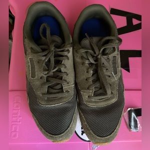 Reebok retro olive sneakers sz 9